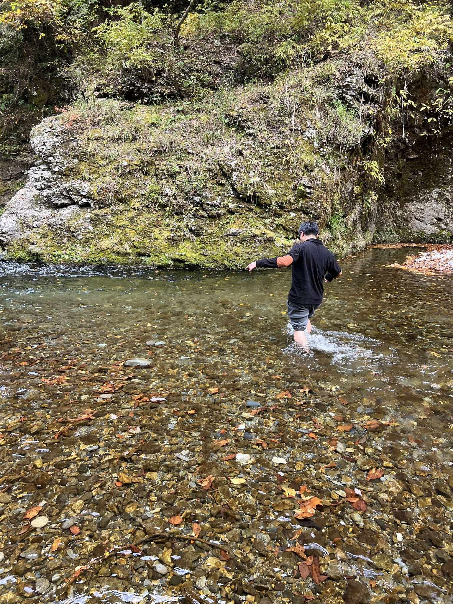 川で裸足歩き体験