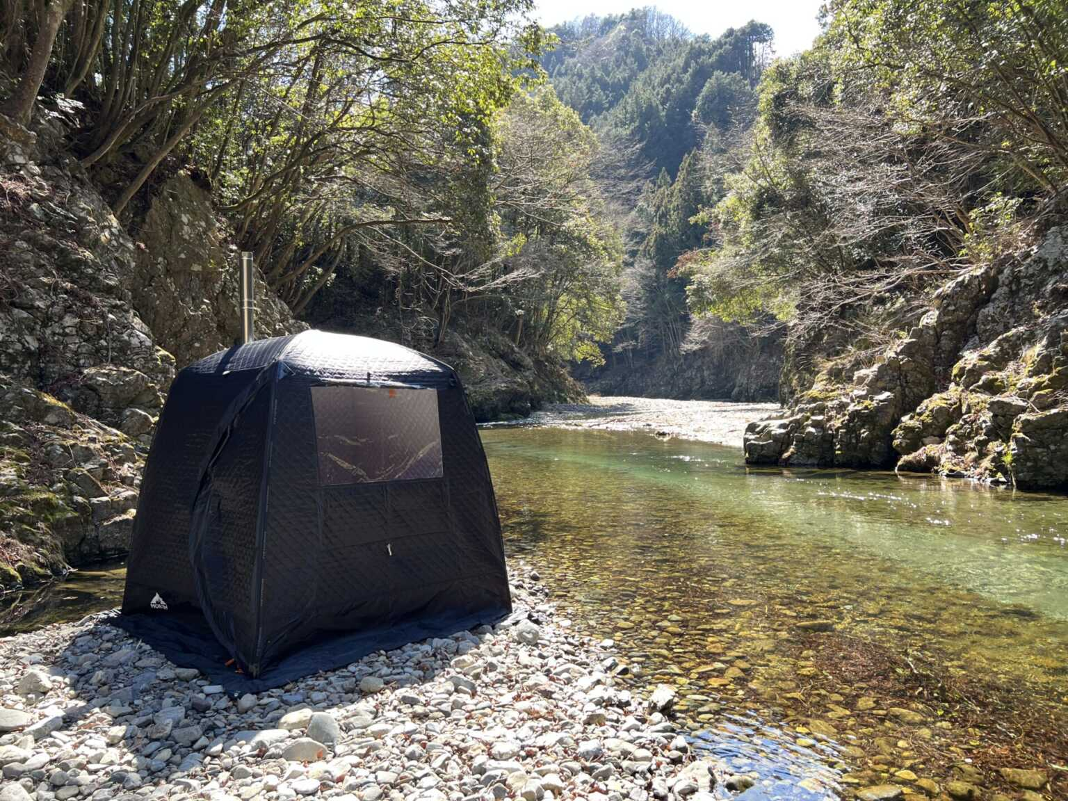 川辺のテント設営