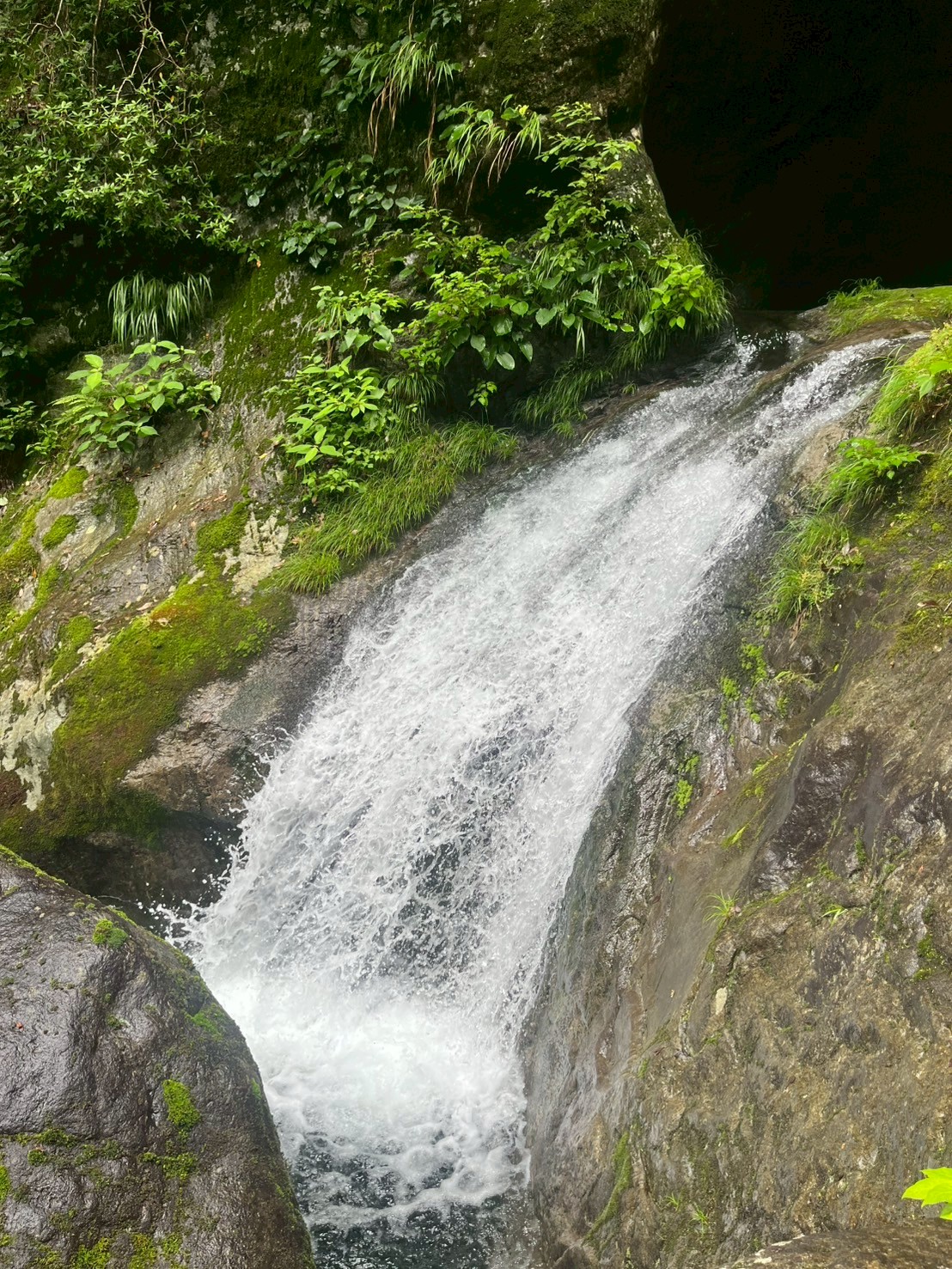 岩肌を流れる滝