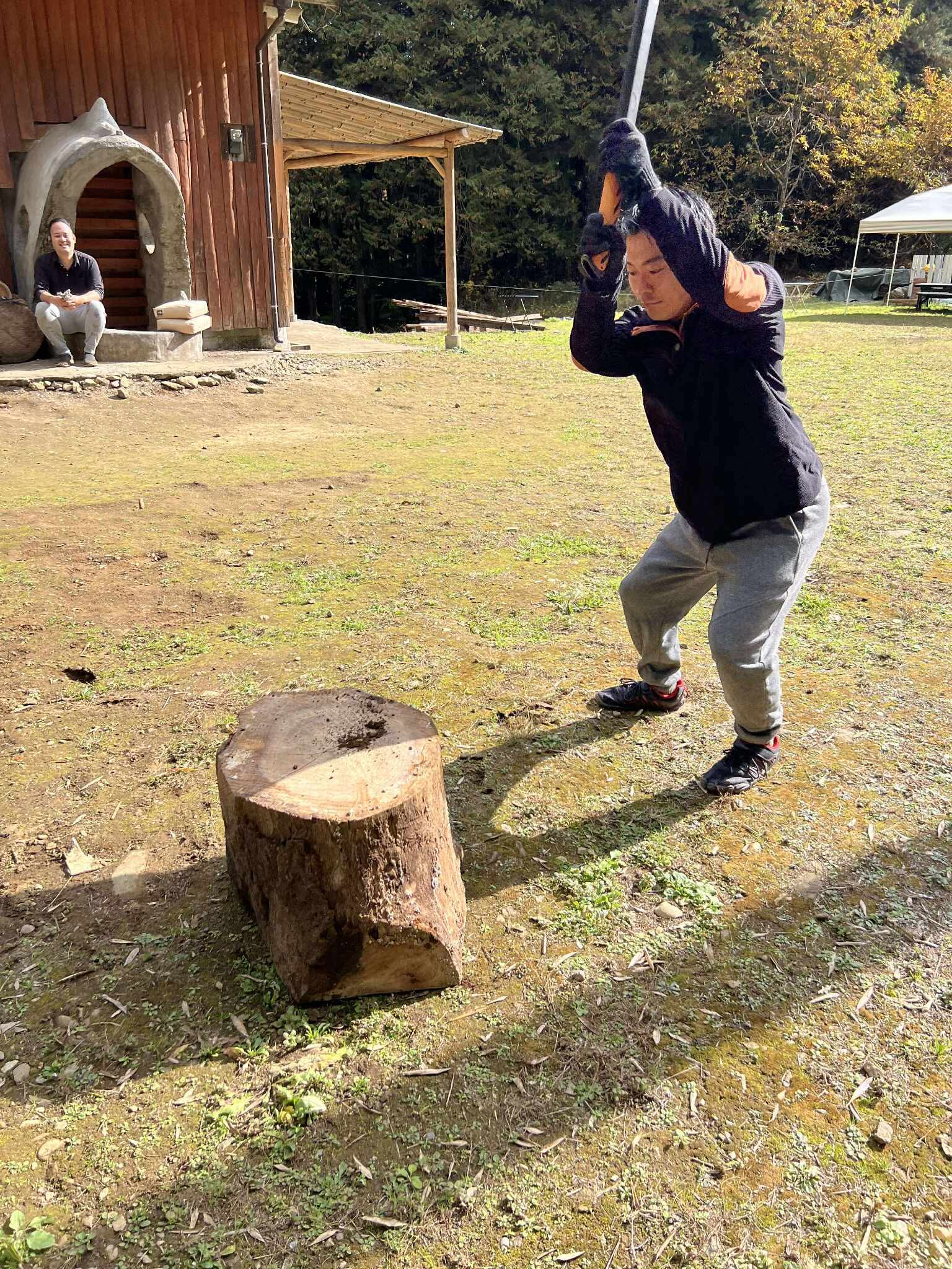 大斧での薪割り